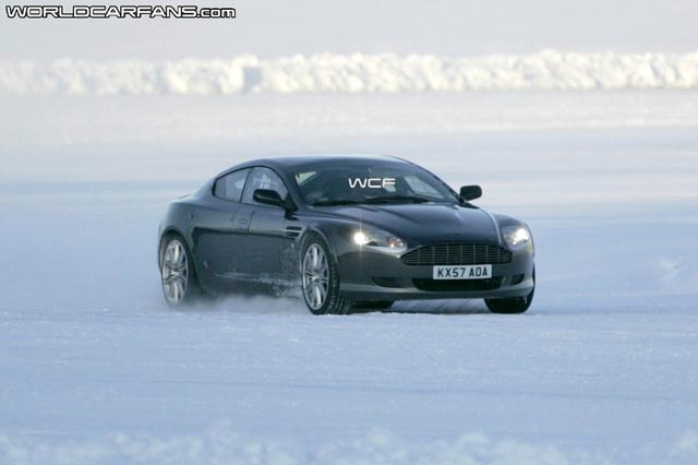 Aston Martin Rapide danst op het ijs!