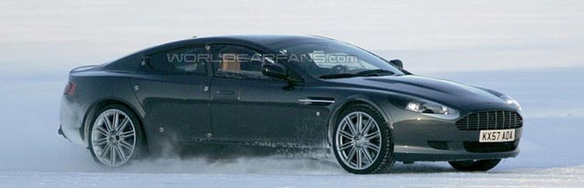 Aston Martin Rapide danst op het ijs!