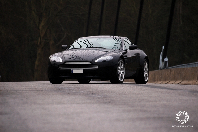 Wallpaper: Aston Martin V8 Vantage