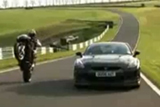 Filmpje: strijd tussen Nissan GT-R en Ducati 1098, wie wint er?