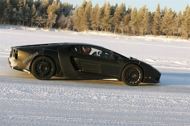 Opvolger Lamborghini Murcielago gespot in de sneeuw