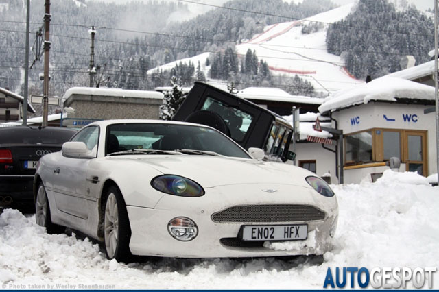 Gespot: Aston Martin DB7 Vantage in de sneeuw