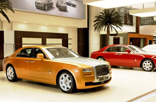 Vulgair of chique: Rolls-Royce Ghost in Arizona Gold