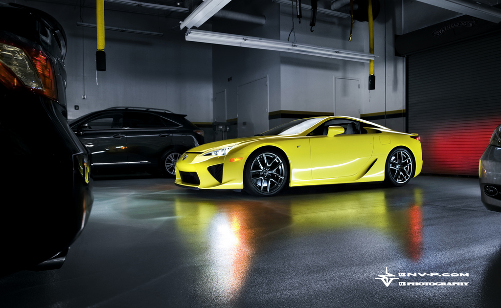 Natte droom: gele Lexus LFA