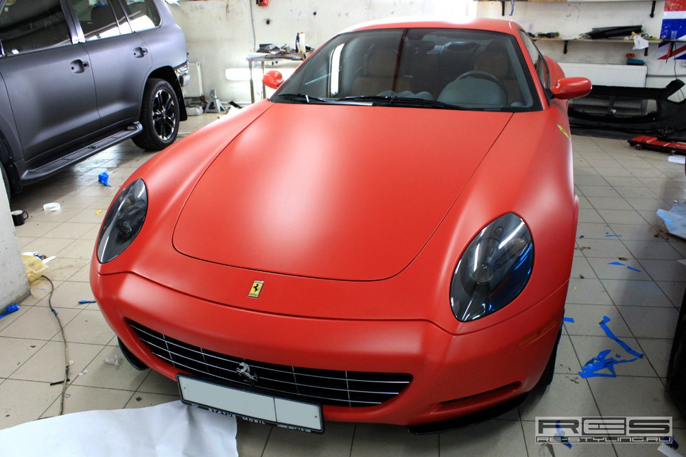 Only in Russia: Ferrari 612 Scaglietti met roodchromen wrap