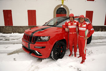 F1 coureurs Massa en Alonso rijden Jeep Grand Cherokee SRT-8