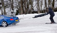 Filmpje: skijöring met een Bentley Continental GT 2012