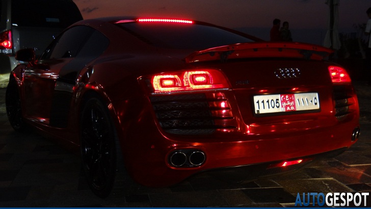 Strange sighting: chroomrode Audi R8 in Dubai