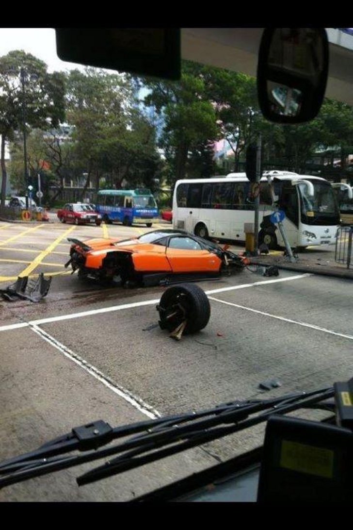 Pagani Zonda F crasht in Hong Kong