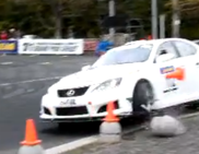 Bestuurder probeert Lexus IS-F te lanceren