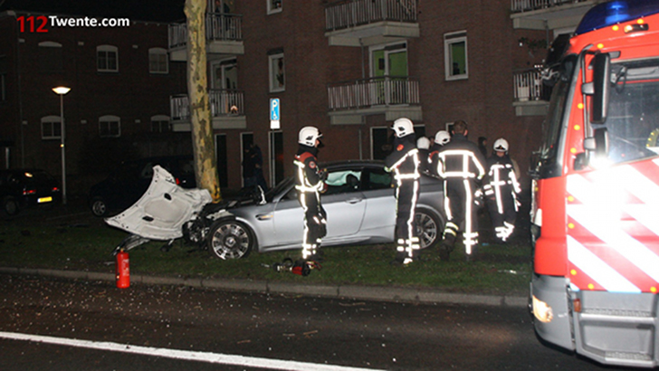 BMW M3 eindigt tijdens straatrace tegen boom