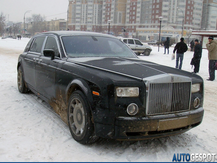 Gespot: vieze Rolls-Royce Phantom in de sneeuw