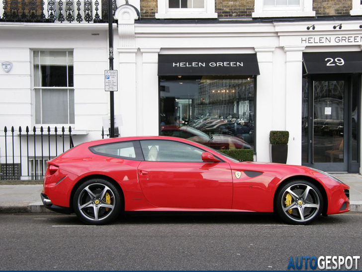 Gespot: Ferrari FF in opvallende rode lak