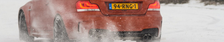 Une BMW Série 1 M Coupé glisse sur la neige