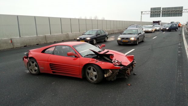 Ferrari 348 TB flink gecrasht op de Nederlandse snelweg