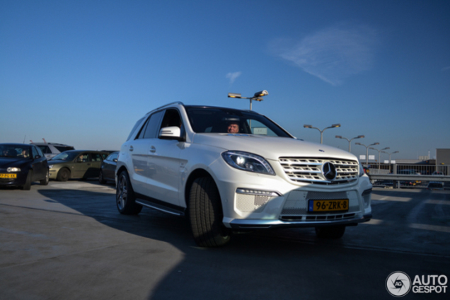 Mercedes-Benz ML 63 AMG completamente blanco avistado