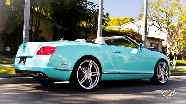 Une Bentley Continental GTC V8 aux couleurs estivales