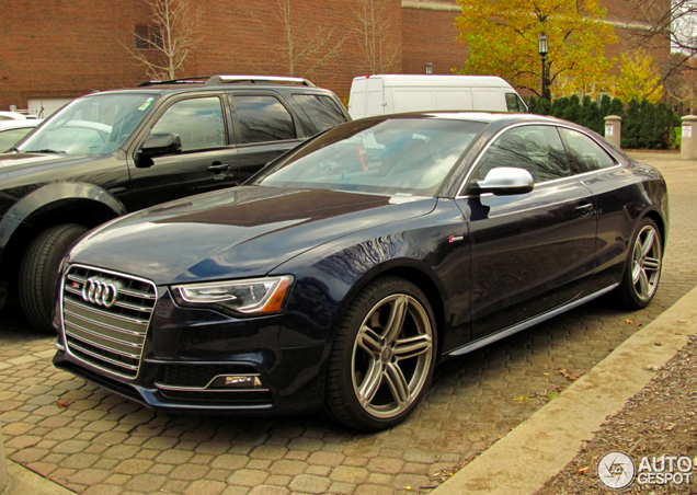 Estoril Blue Crystal staat de Audi S5 goed