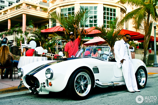 Le rapper Lil Zane devant une AC Cobra à Miami
