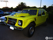 Cosa ne pensate di questa italianissima Lamborghini LM002 gialla?