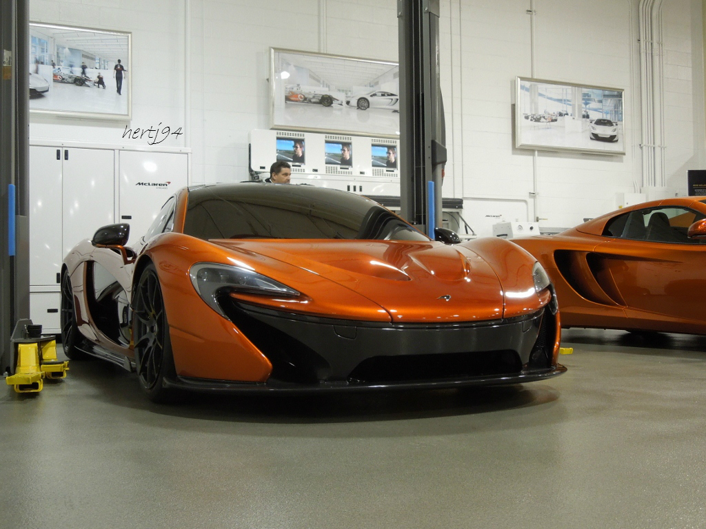 McLaren P1 duikt op bij Lake Forest Sports Cars in Lake Bluff Illinois