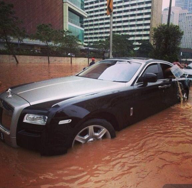Rolls-Royce krijgt zwemles in Jakarta