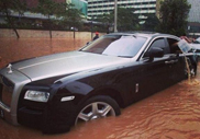Una Rolls-Royce Ghost impara a nuotare a Jakarta