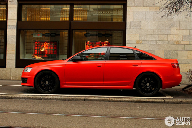 Audi RS6 Sedan C6 oogt lekker in het matrood
