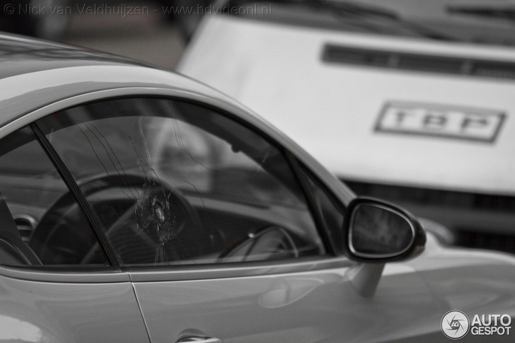 Bentley Continental GT met kapotte zijruit gespot