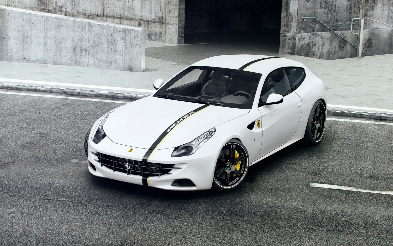 Wheelsandmore geeft Ferrari FF streep over bodywerk