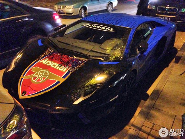 Arsenal FC fan wrapt zijn Lamborghini Aventador in clubthema