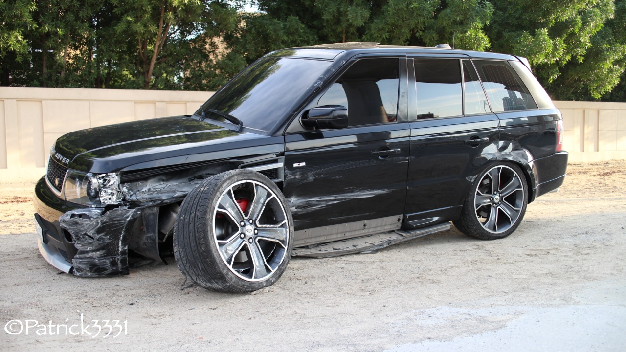 Range Rover gehavend achtergelaten in Dubai