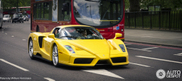 Una Ferrari Enzo gialla avvistata finalmente a casa!