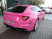 Ferrari FF "Barbie Edition" in Dubai gespottet