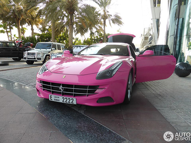 Ferrari FF 'Barbie Edition' gespot in Dubai