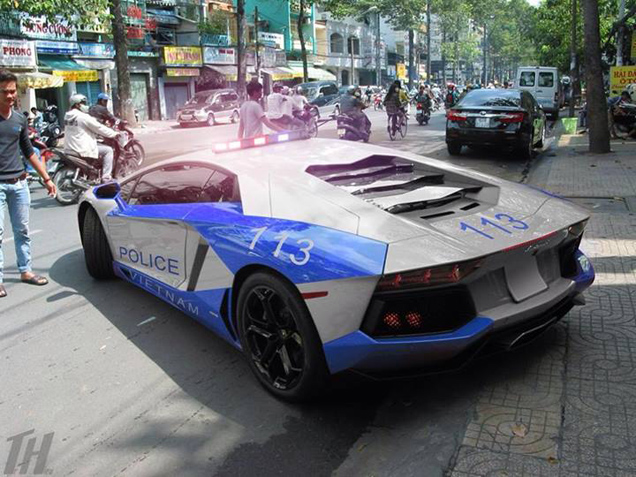 Luxe auto's in politie-uniform lijken trend te worden!
