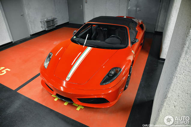 Ferrari Scuderia Spider 16M heerlijk vastgelegd in Poolse garage