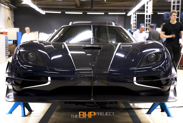 Blauwe Koenigsegg One:1 is klaar om getoond te worden