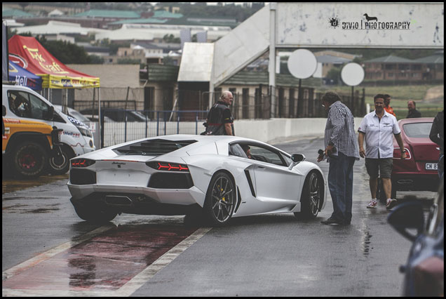 Open trackway op Kyalami circuit trekt leuke auto's aan