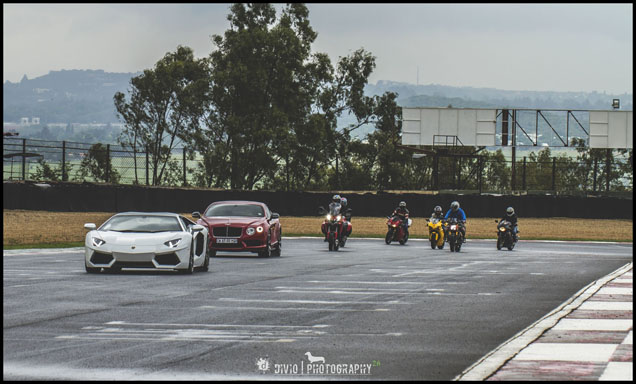 Open trackway op Kyalami circuit trekt leuke auto's aan