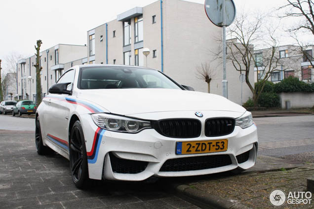 M-kleuren doen de BMW M4 veel goeds