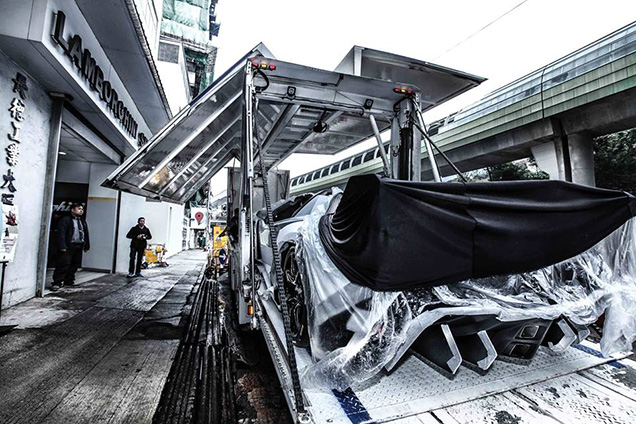 Witte Lamborghini Veneno Roadster arriveert in Hong Kong