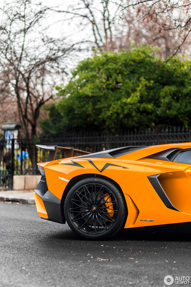 Lamborghini Aventador LP750-4 SuperVeloce maakt grauw Parijs kleurrijk