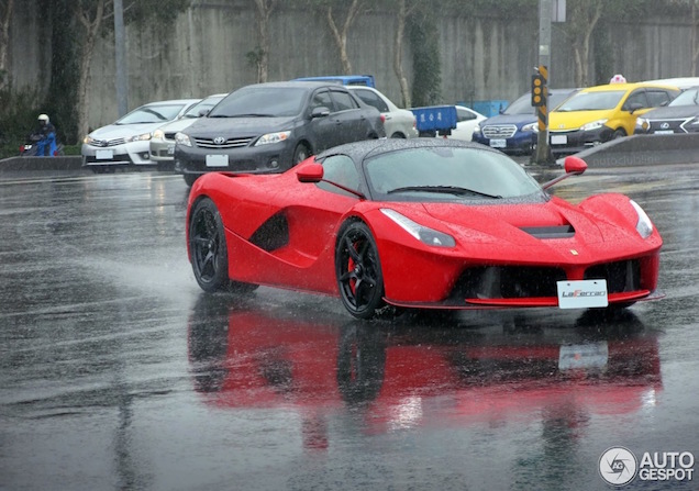 Ferrari LaFerrari trotseert helse regenbui