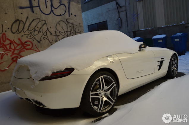 Gespot: Mercedes-Benz SLS AMG onder een laagje sneeuw