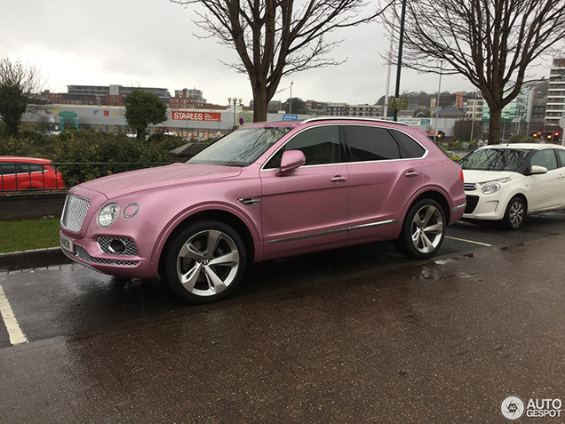 Krachtig varkentje: roze Bentley Bentayga gespot