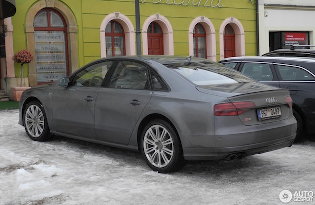 Audi S8 Plus op wintervelgen: geen goed idee