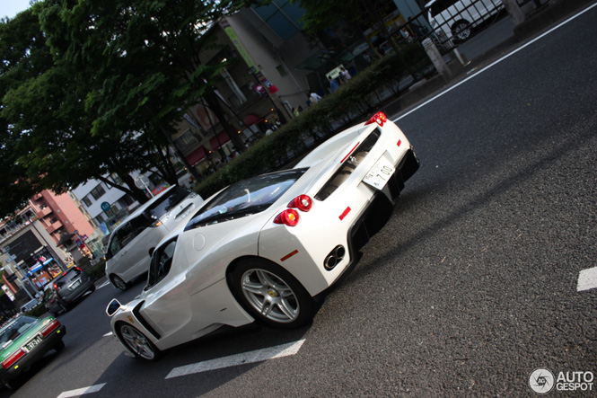 Witte Ferrari Enzo rijdt nog altijd vrolijk door Tokyo