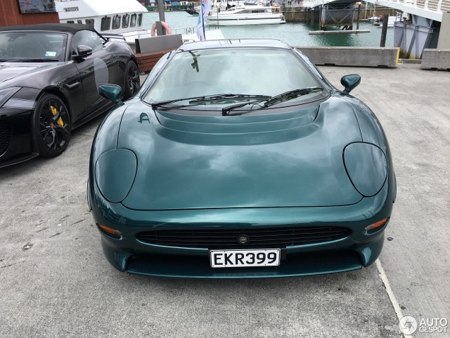 Jaguar XJ220 verplettert de Project 7