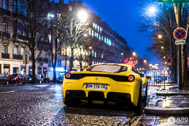 Gespot: Ferrari 458 Speciale in regenachtig Parijs
